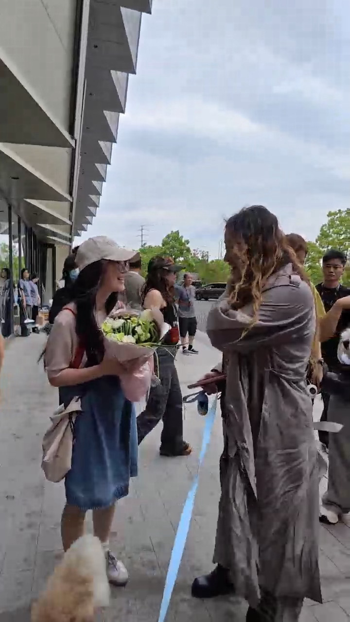 我专门去搜了一下蒜薹花语真的就是值得拥有河南粉丝选这个花不是随便选的 她是认真想