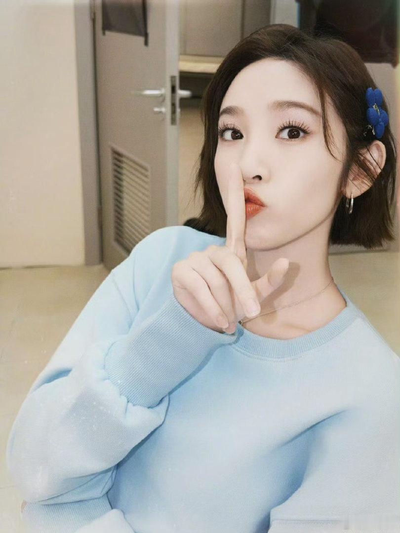 唐艺昕发雷霆自拍回应热搜唐艺昕素颜雷霆照 别人上热搜是美美的精修图，唐艺昕上热搜