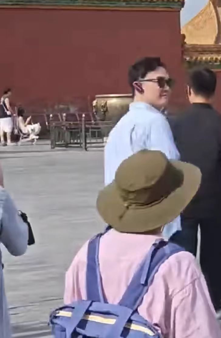 偶遇陈奕迅故宫游玩网友故宫偶遇陈奕迅 网友偶遇陈奕迅故宫游玩，玩的开心！ ​​​