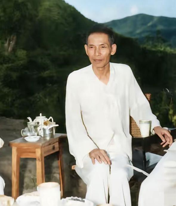 1941年，杜月笙在重庆被人绑架，绑匪开口要40万元，杜月笙却说：“给你90万，