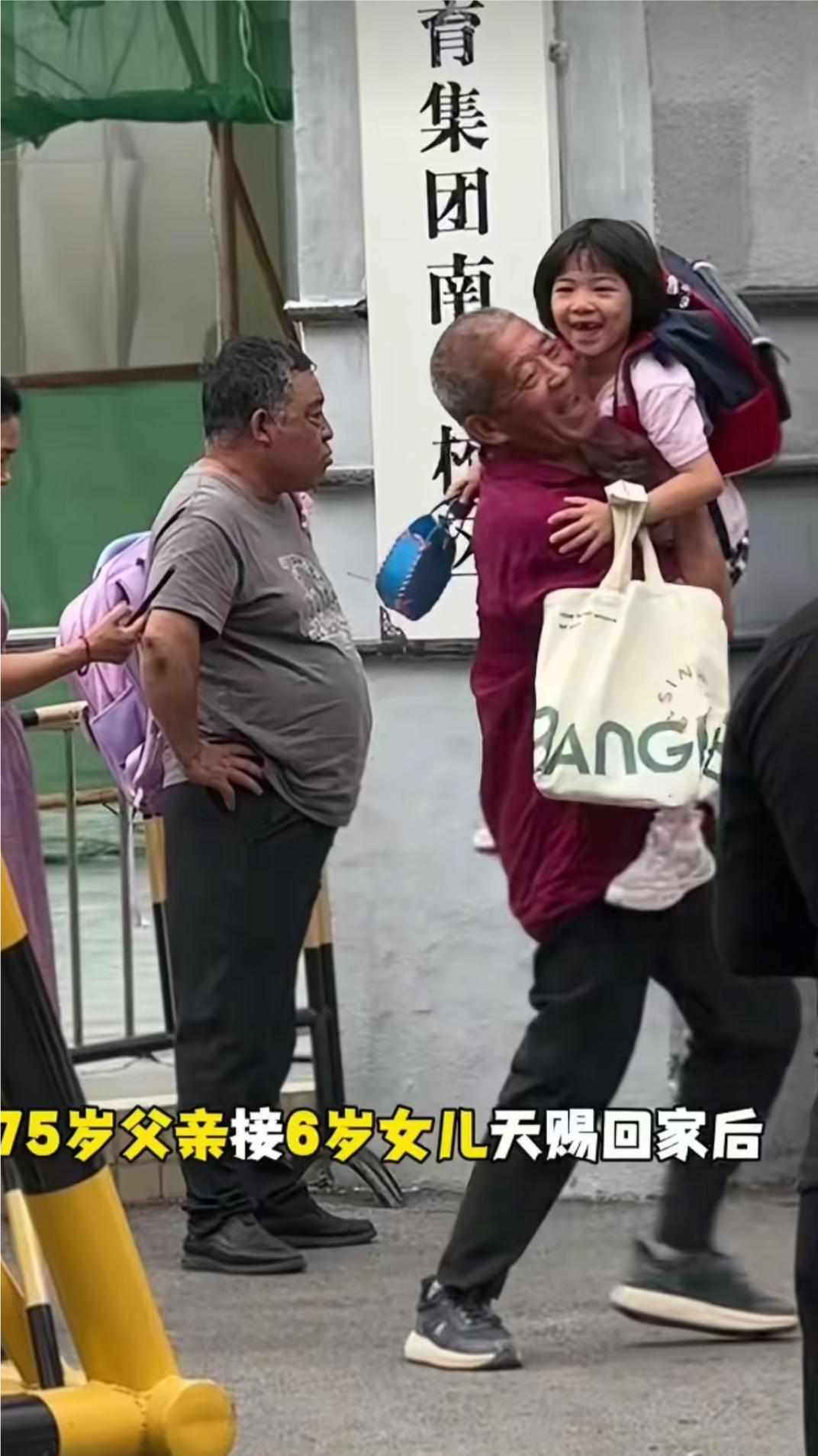 小天赐妈妈病重，75岁的老父亲，每天接上下学后，父母俩小跑往家里赶，回去还要给生