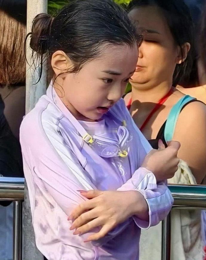 现在的小女孩九岁就做这么长的美甲了吗？ ​​​