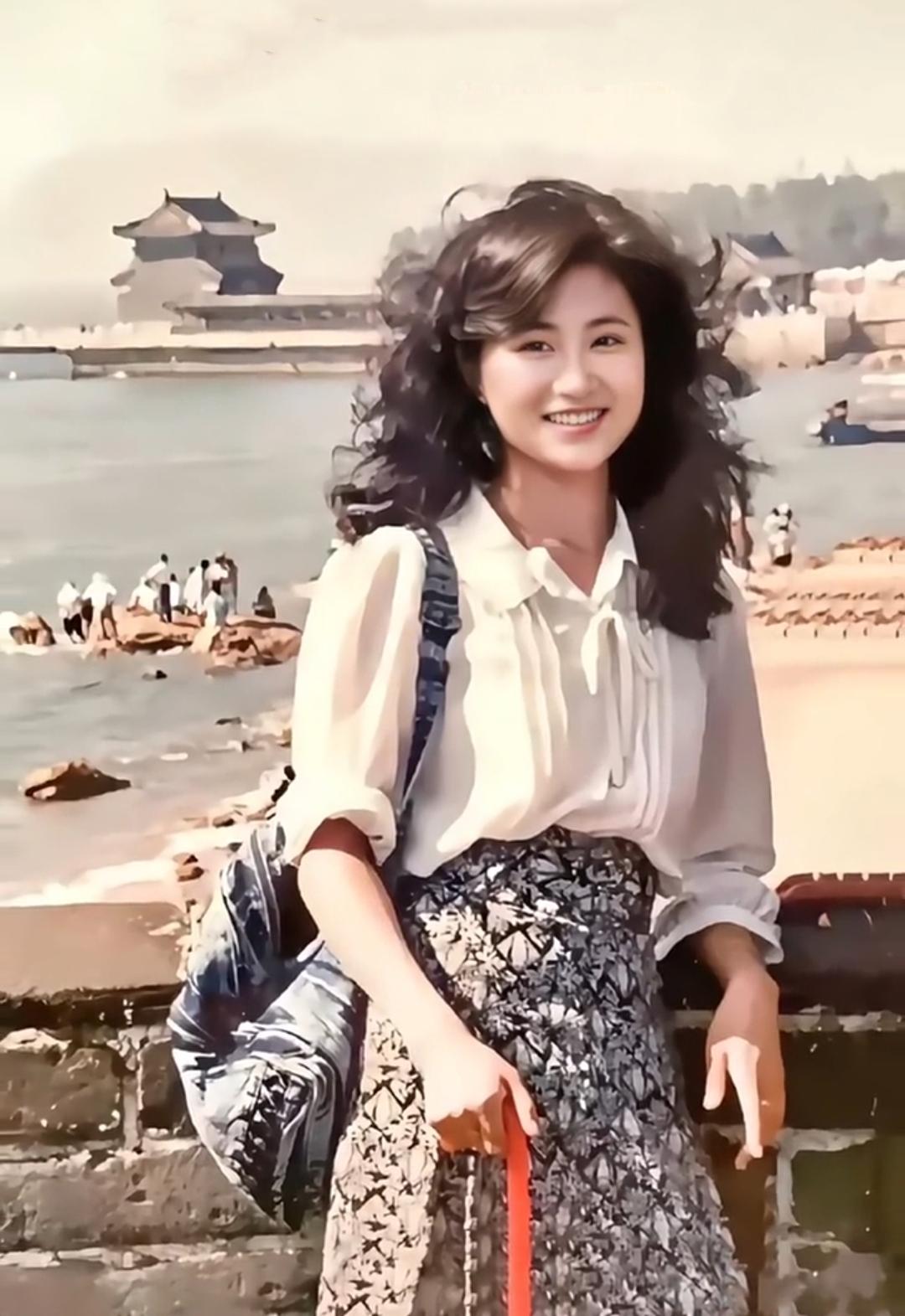 上世纪90年代，一位时髦靓丽的女郎，外出游玩时在景点拍下了这张照片。

她有一张