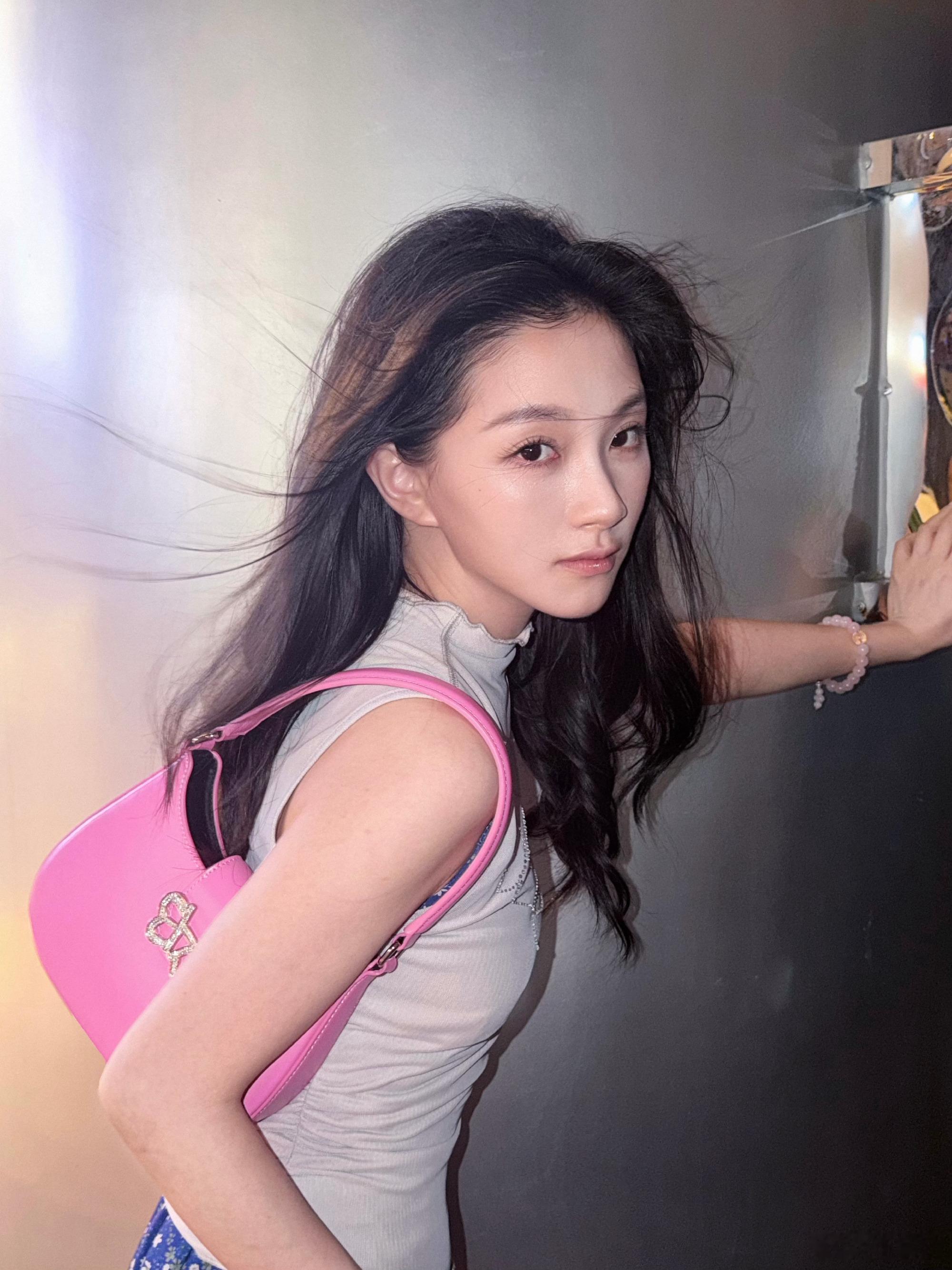 李卿尔 💙李卿尔未来可期 💙青年演员李卿尔 今天肯定没月亮了，因为月亮的光辉
