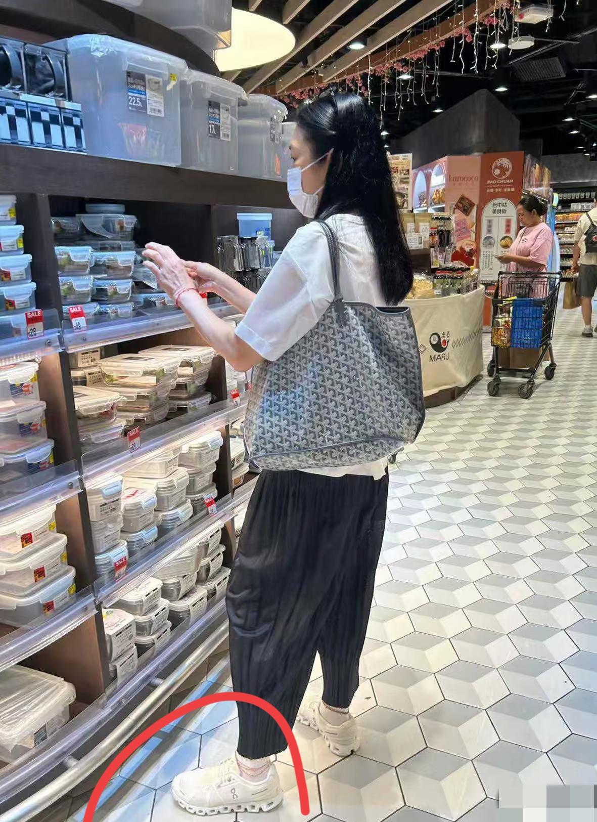 刘德华老婆穿的这双鞋是什么品牌啊？在哪里可以买到？多少钱呀？价格贵不贵？看着好好