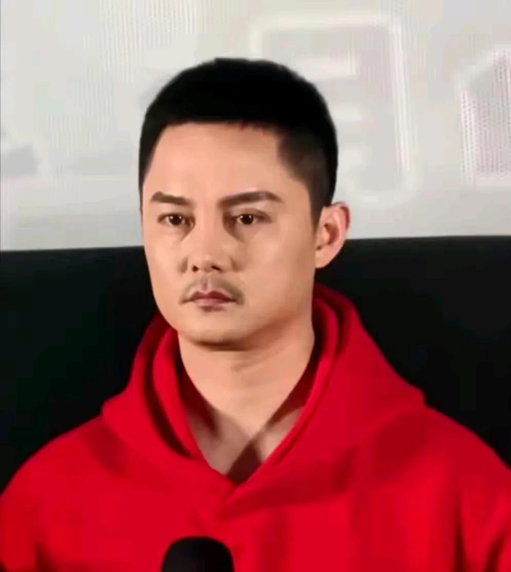 他到底是经历了什么变才让他变得都让人都不认识了，如果不给任何信息我相信绝大部分人