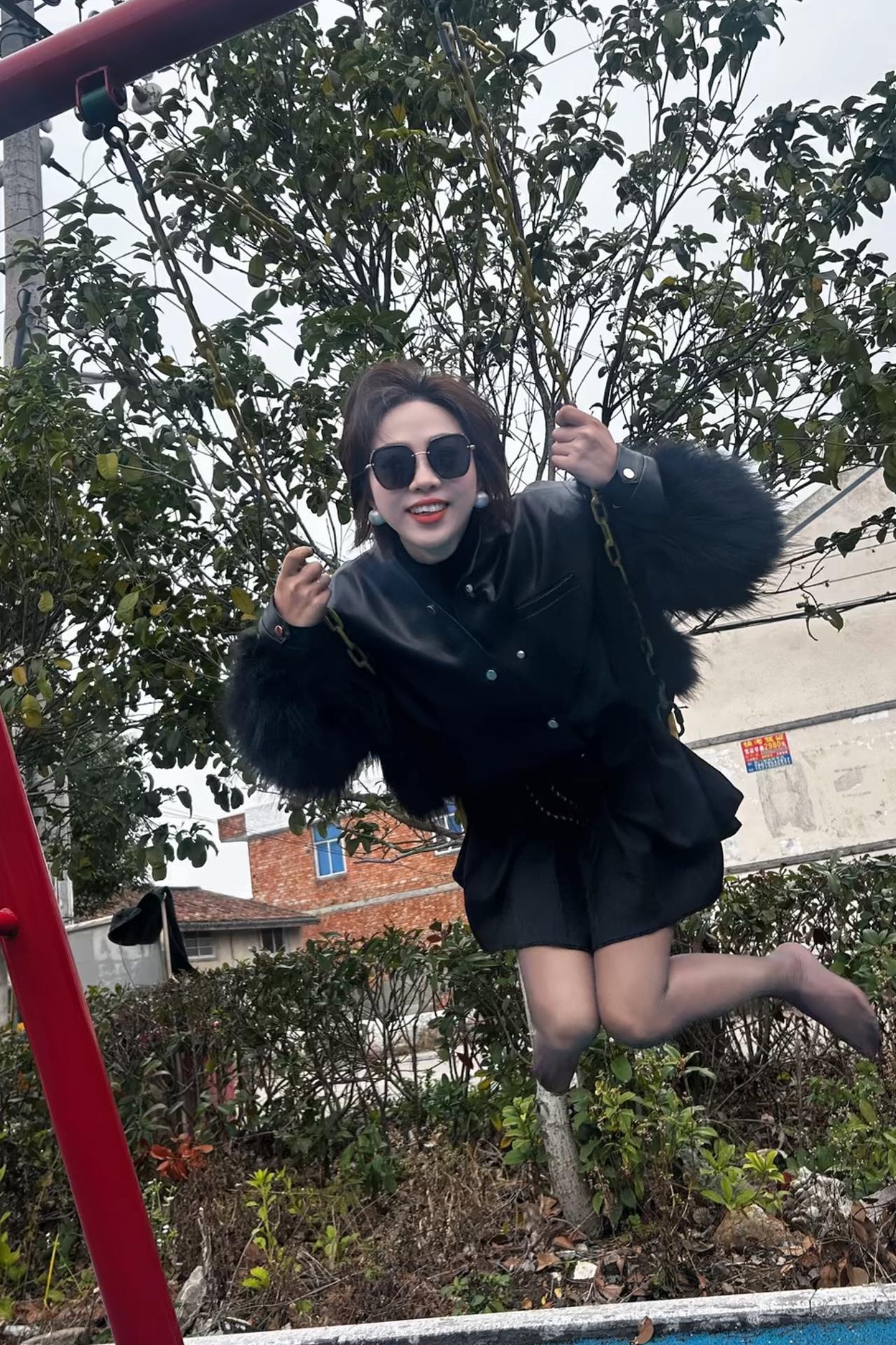 秋千荡处，笑语盈盈。