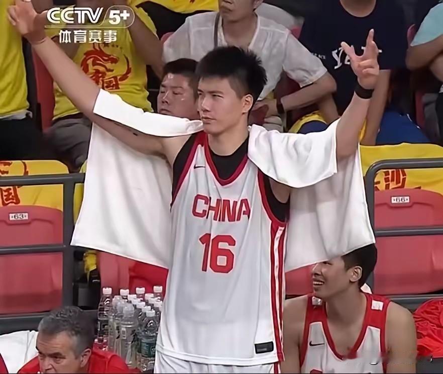 还有不被杜锋看好的徐昕在广州彻底爆发，进了国家队也是内线不二的人选，得分篮板盖帽