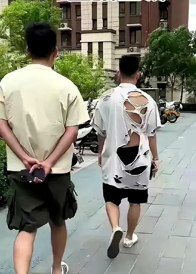 这天，柳女士去苏州的一个高档小区探访亲戚时，看到了一个穿着破烂上衣的男子，上衣那