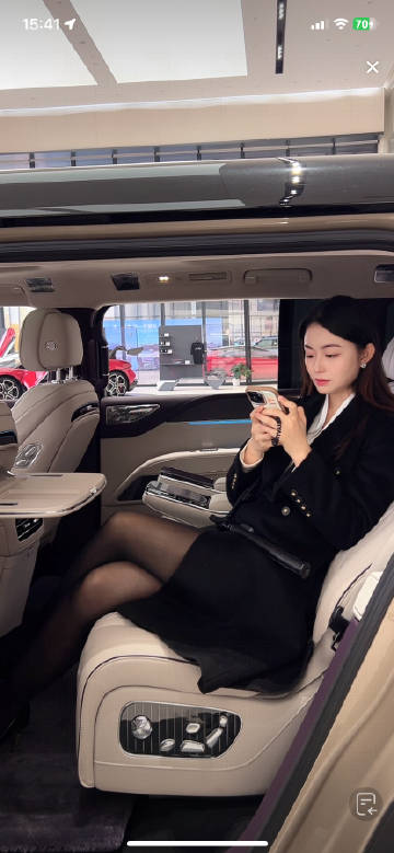 卖货主要依靠瑜伽裤、黑丝<span class=