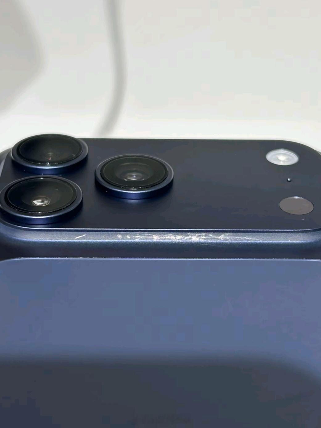 iPhone 17 Pro凸起的部分太娇嫩了，轻轻一碰就容易产生划痕，苹果店员建