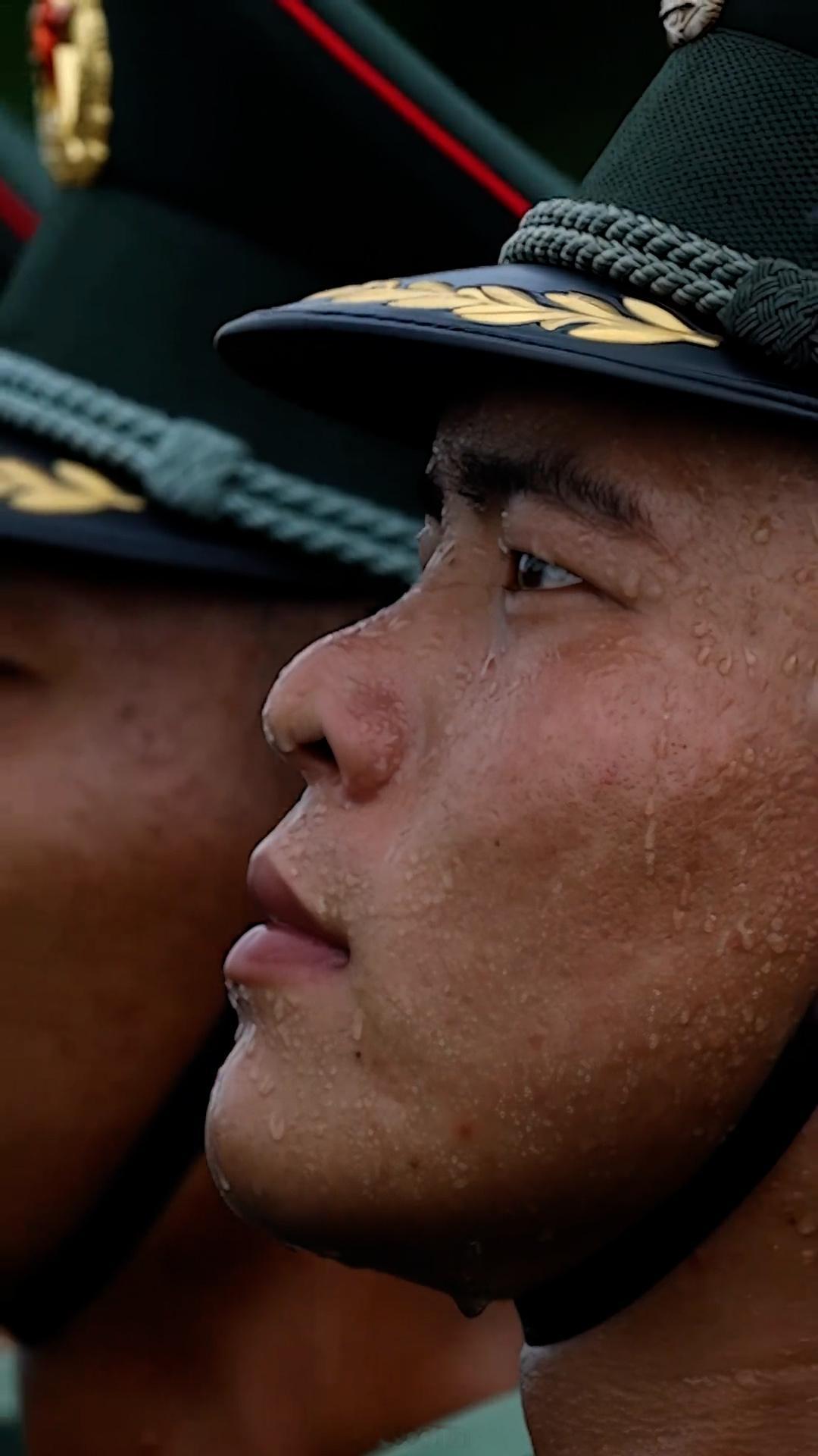 探访九三阅兵训练场上的解放军官兵！以身为烛，点燃民族精神的圣火。以步为槌，擂响和