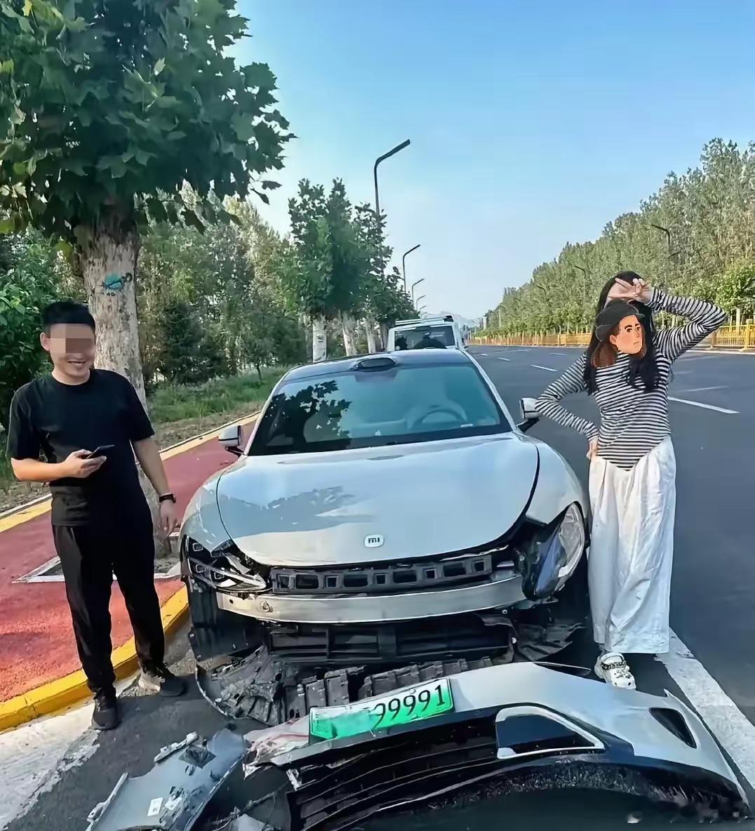 大哥心态真好，车子被撞了，还能笑得出来。 