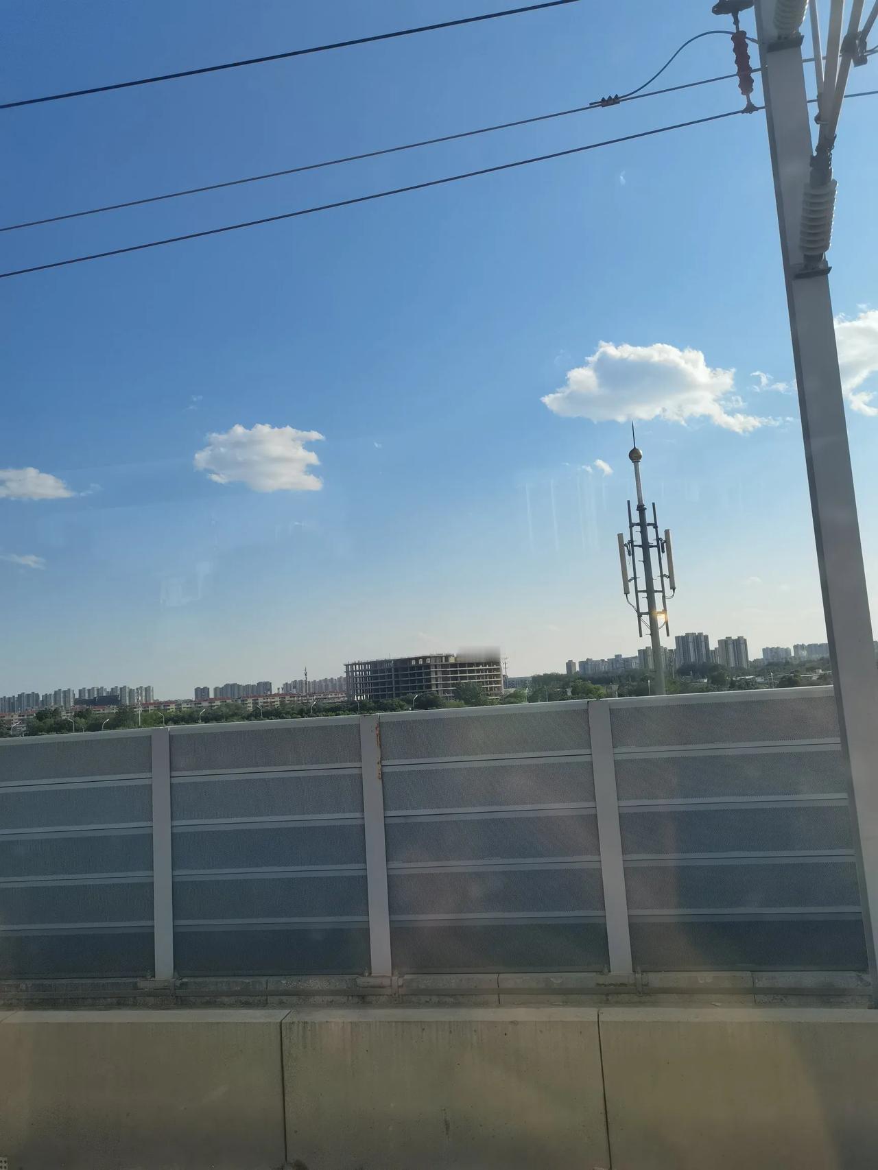 去雾霾除污染真的要看天气，虽然预报中的冰雹没来，但大风过后，北京的蓝天白云是不是