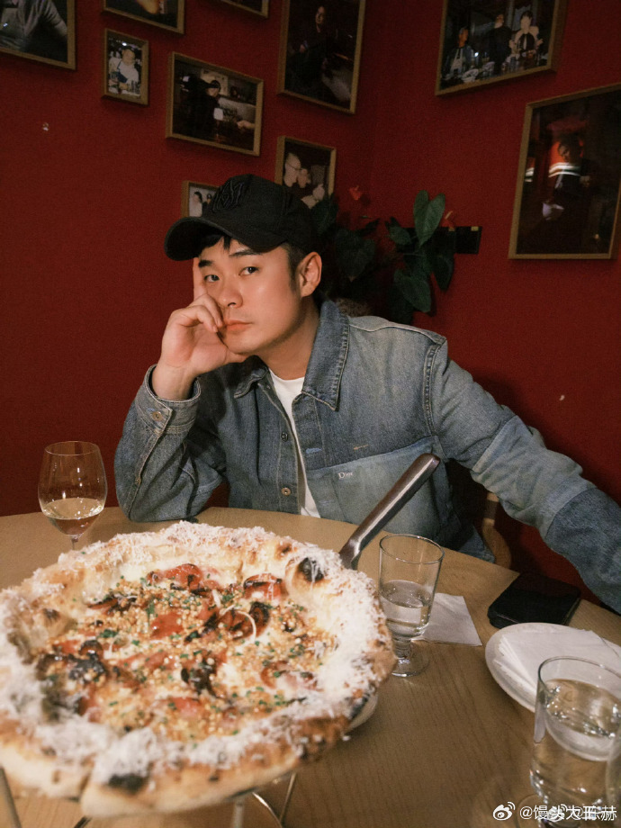 陈赫薅头发送礼物都不白来陈赫薅头发一人送一根陈赫在五哈的名场面又更新了，薅头发还