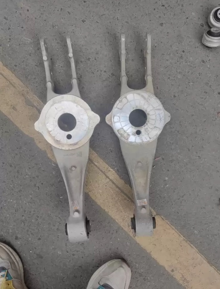 S9和SU7的前悬支撑件。还好，都不贵。 