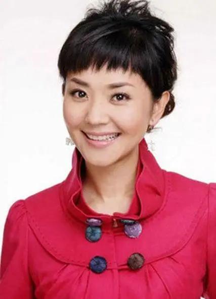 作为中国电视荧屏上极具亲和力的主持人代表，方琼的职业轨迹与婚姻故事始终充满励志色