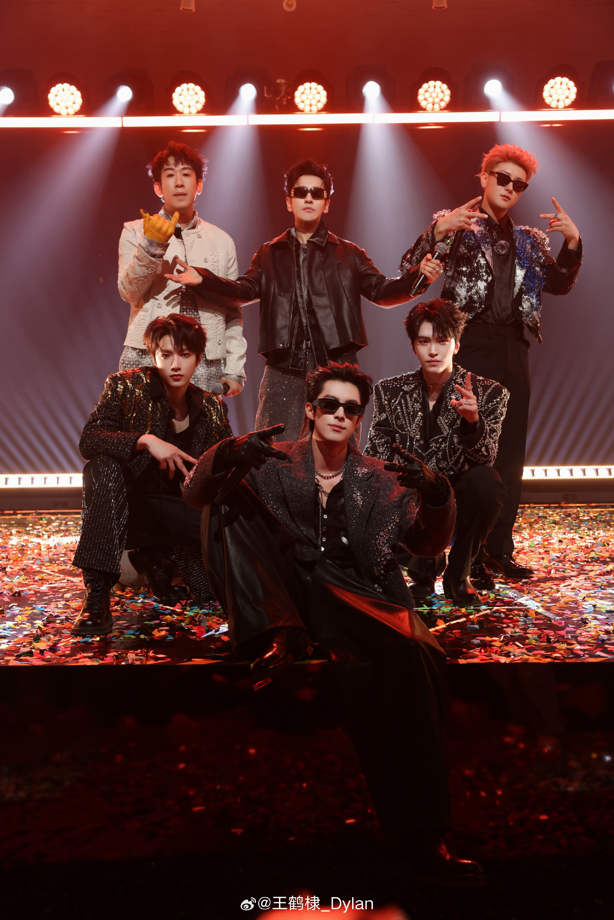 今天宇宙闪烁请注意收官黄晓明、于洋、黄子韬、王鹤棣、邵子恒都发了收官舞台的大合照