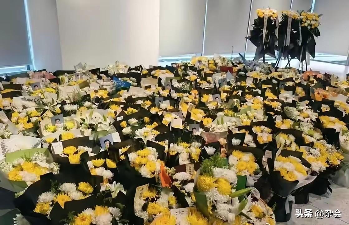 看着张雪峰公司楼下被鲜花堆满的画面，真的瞬间破防。
这世上或许有争议，但鲜花不会