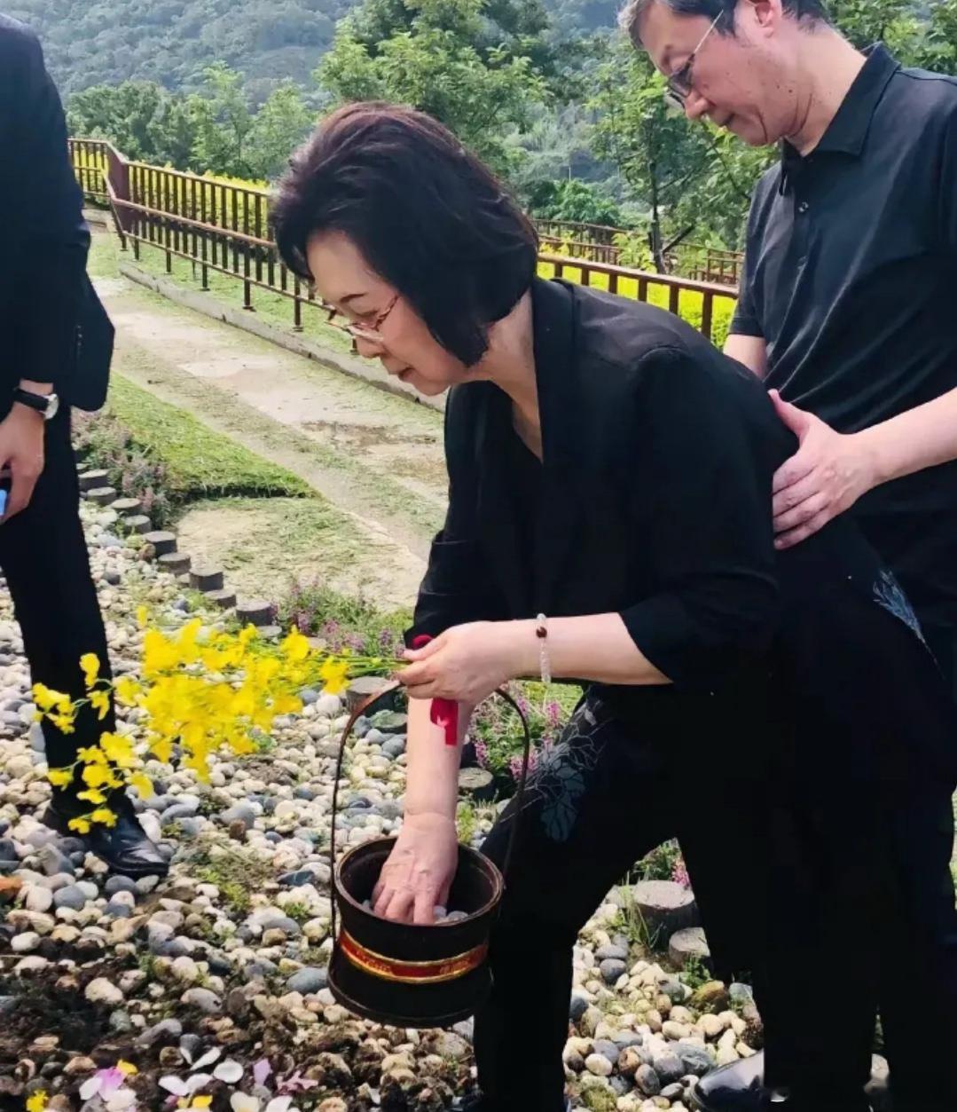 琼瑶81岁时，手提鲜花葬平鑫涛，儿子为防她摔倒，双手始终守护着她。  