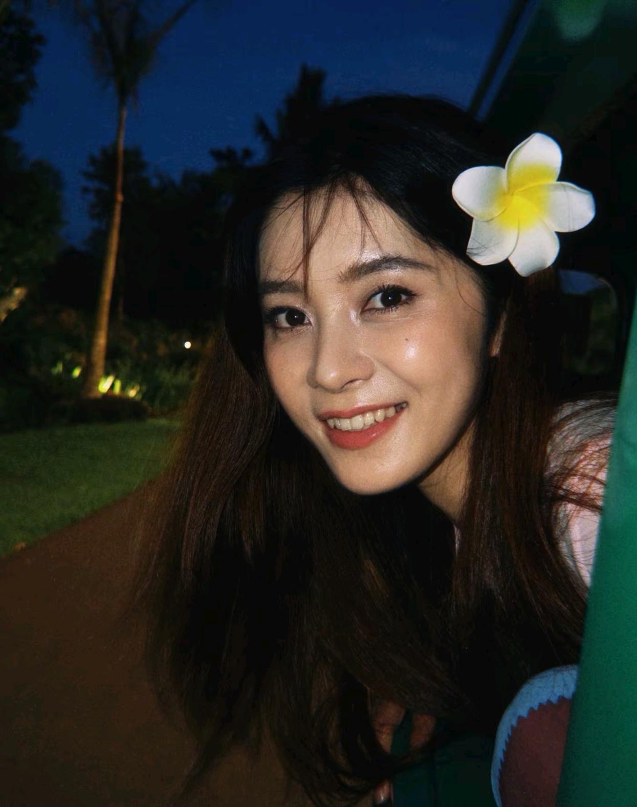 【菲律宾的海滨落日下，奚美丽打扮精致，轻松惬意】2024年梁靖崑妻子在玉龙雪山补