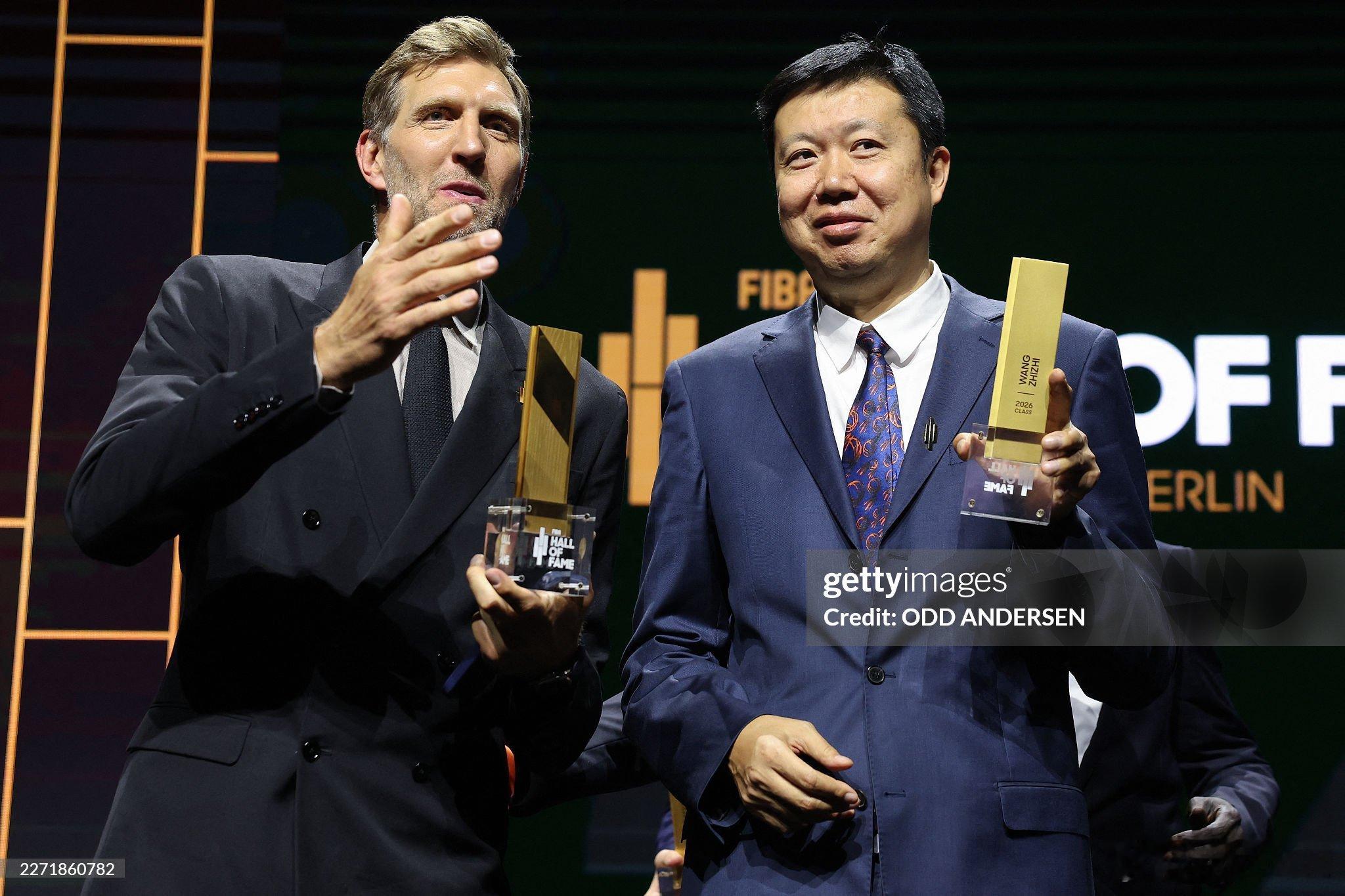 MFFL 国际篮联名人堂仪式上的诺维茨基与王治郅。诺维茨基正式进入国际篮联名人堂