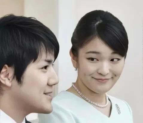 文仁亲王和真子关系近，和悠仁却少互动？
别瞎猜了。
真子结婚后，跟爸妈相处更随意