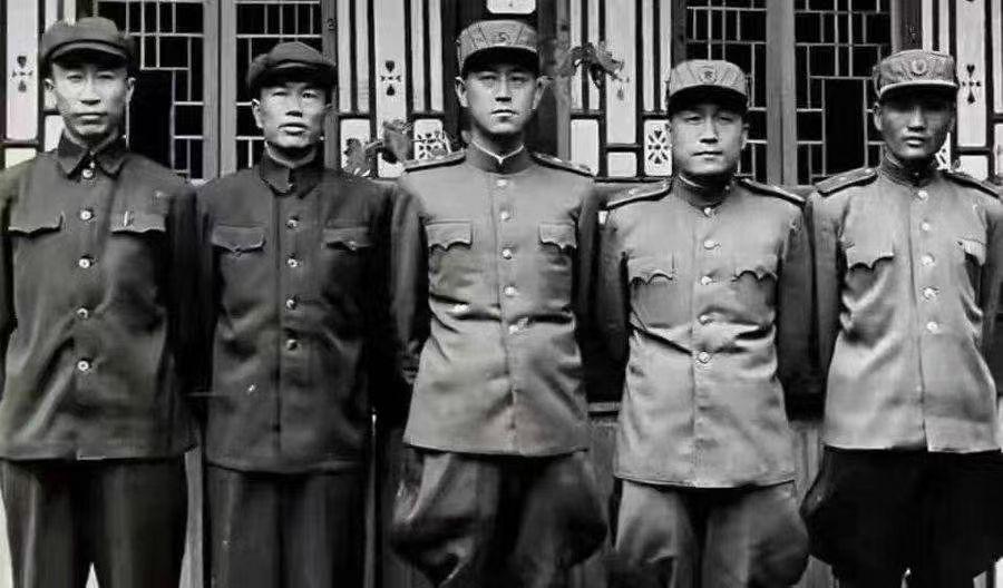 战争老照片当年板门店谈判时中朝代表，自左向右：少将解方，上将邓华，大将南日，中将