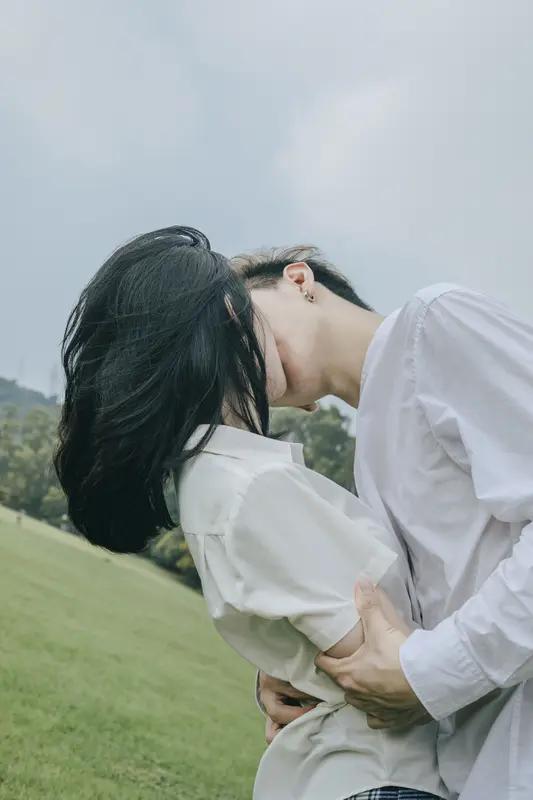 男生被女生强吻，那感觉估计因人而异。有的男生可能会瞬间懵掉，大脑一片空白，就像突