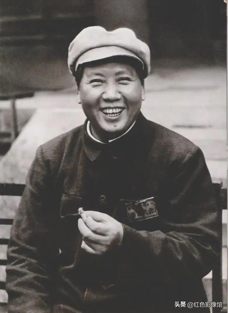 1949年6月，全国解放在即，正值新政协筹备阶段。毛主席头戴便帽，手夹香烟，舒心