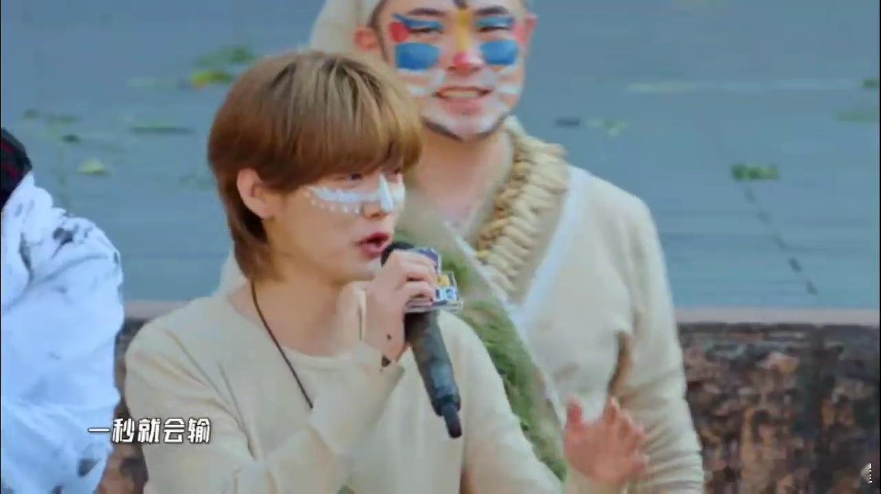 泥潭摔跤的名场面来了！鹿晗秒输哈哈哈哈哈 鹿晗上场前就念叨自己一秒必输，邓超还在