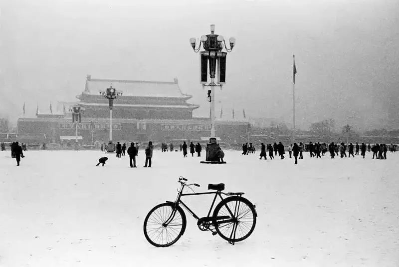 1985年北京天安门广场的大雪，C位入境的是一辆老式二八自行车。