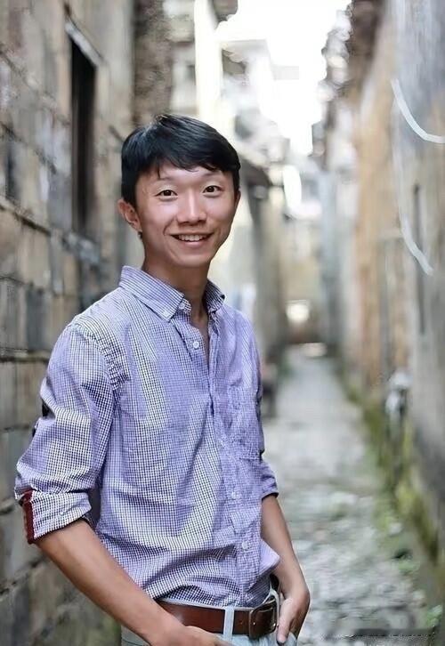 这位男演员出道以来从不靠颜值，却靠演技出圈，《归队》 、《悬崖》 、《薄冰》 、