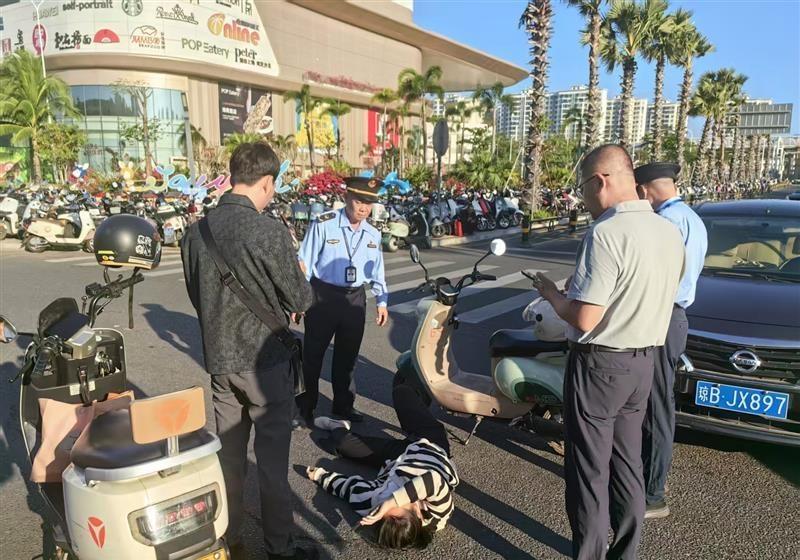 【三亚执法蓝春节在岗守护不停】马年春节将至，三亚动车站返乡客流、车流持续攀升，车