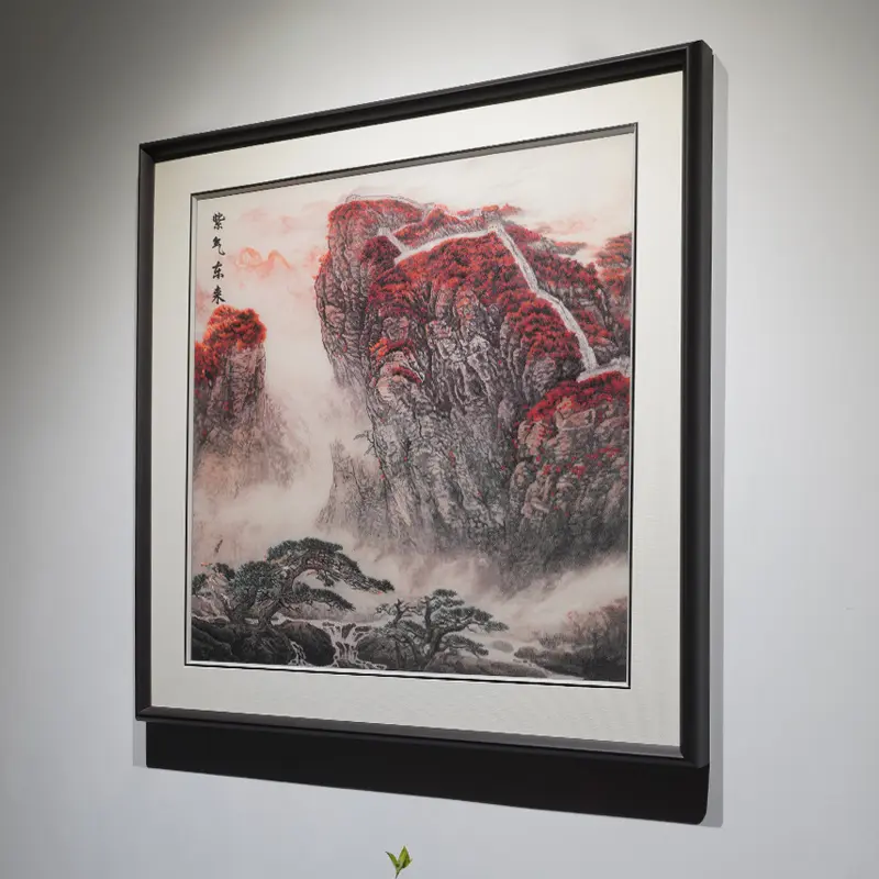 丝绣雄关盘峻岭，祥云载气自东来 柔丝织峻岭长城，红枫漫群山，紫气东来...