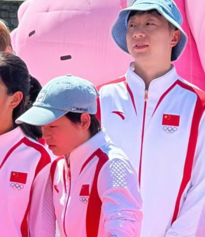 龙哥给全妹又买了帽子🧢，全妹不愧是国家队养大的孩子！太宠了[哆啦A梦微笑] ​