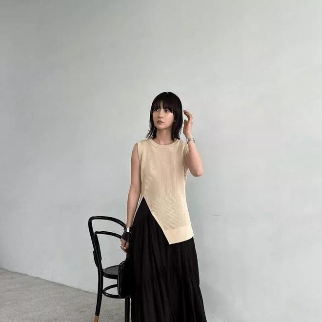 简约穿搭，黑白色调，优雅大方。黑白色调穿搭 简约气质的穿搭 黑白裙子穿搭 黑白灰