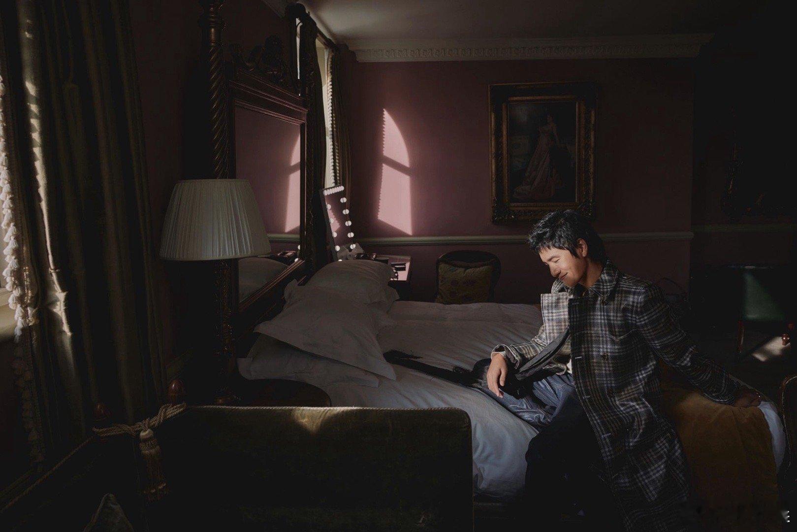 50岁的陈坤24岁的张康乐50岁陈坤状态封神，优雅不减气场拉满；24岁张康乐少年