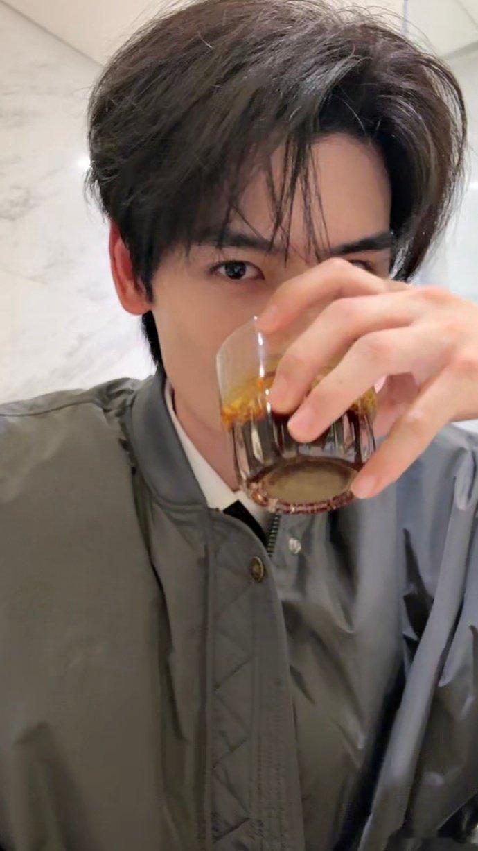 谁教黄俊捷在咖啡里放辣椒的辣椒咖啡是什么新体验啊，被黄俊捷安利到了[心][期待]