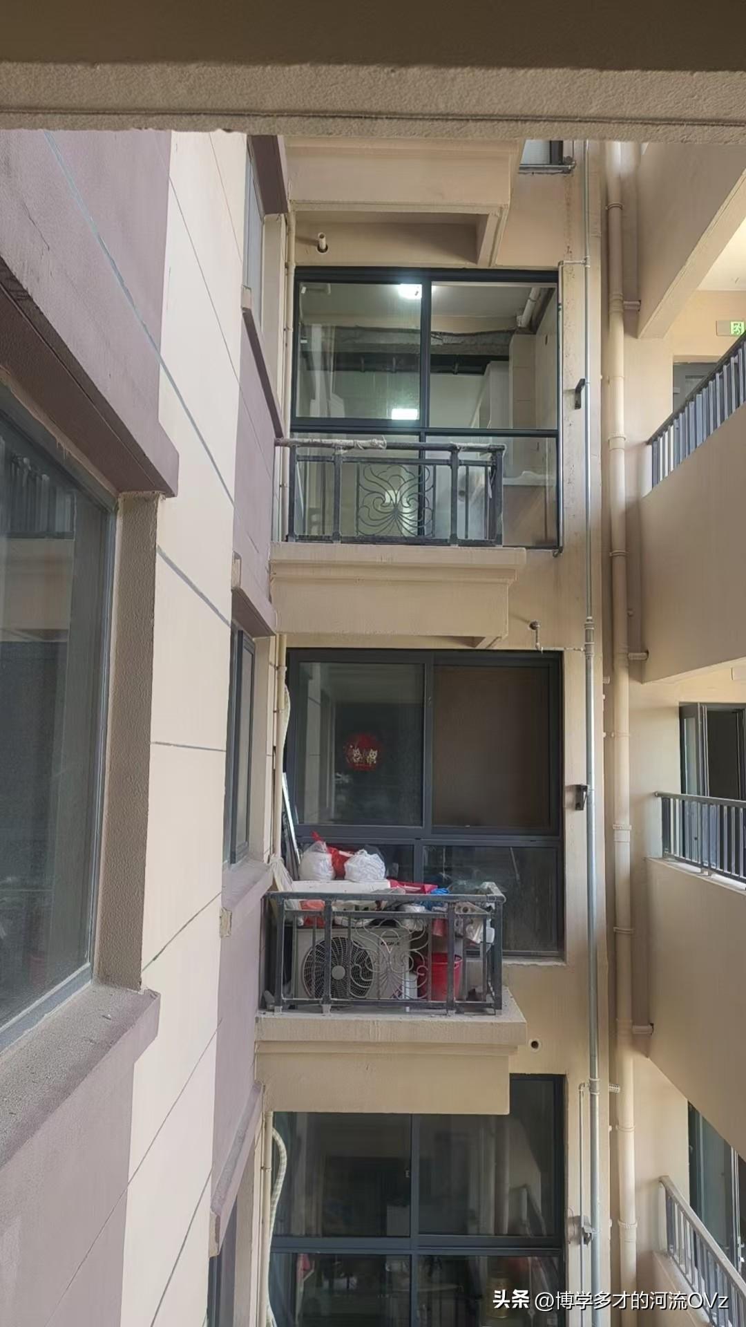 今天是金碧物业走后的第240天，大明物业的第148天。

今天物业经理被指责了。