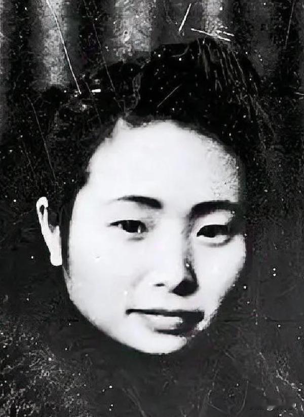 1949年，渣滓洞大屠杀，枪声刚想起，盛国玉率赶紧倒地装死，后来特务挨个补枪，还