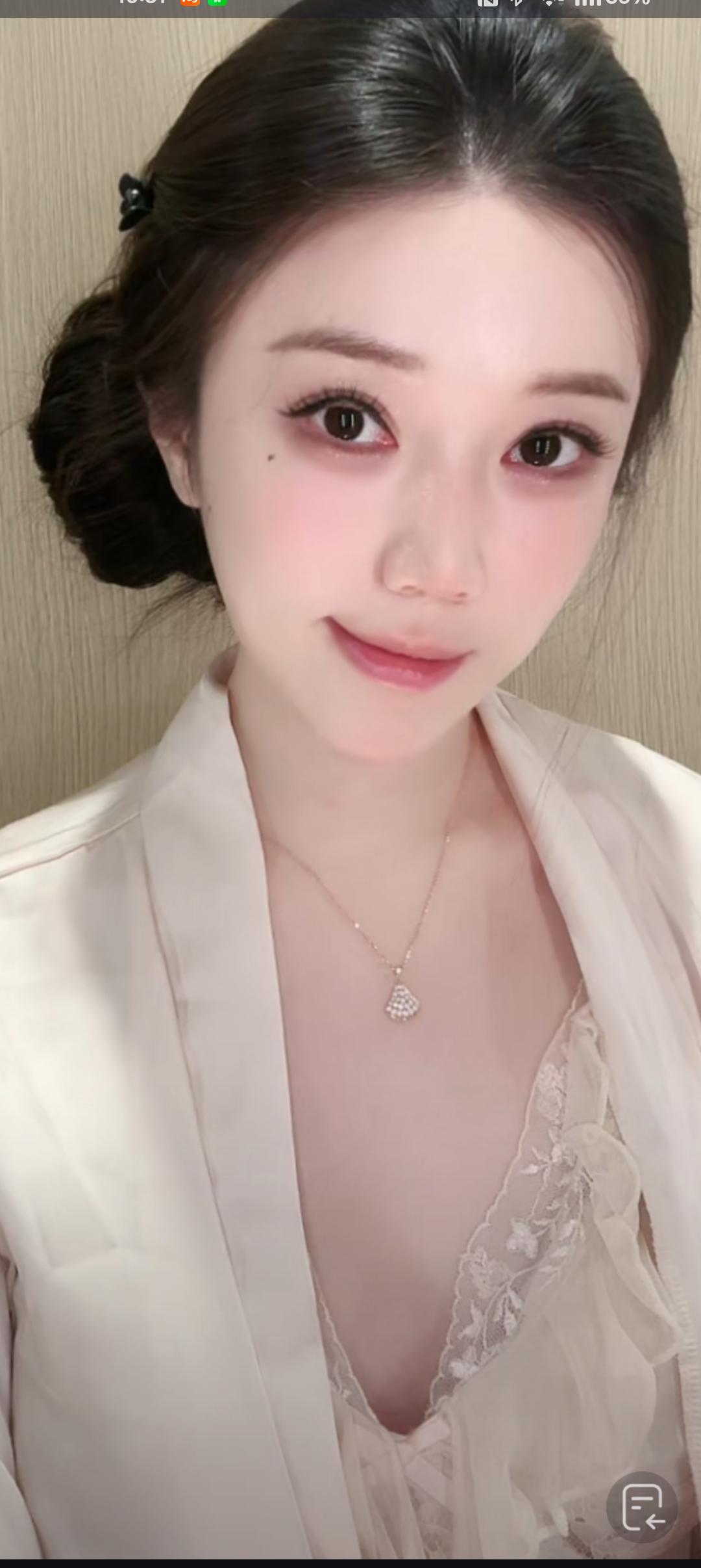 这位美女看起来好温柔啊。