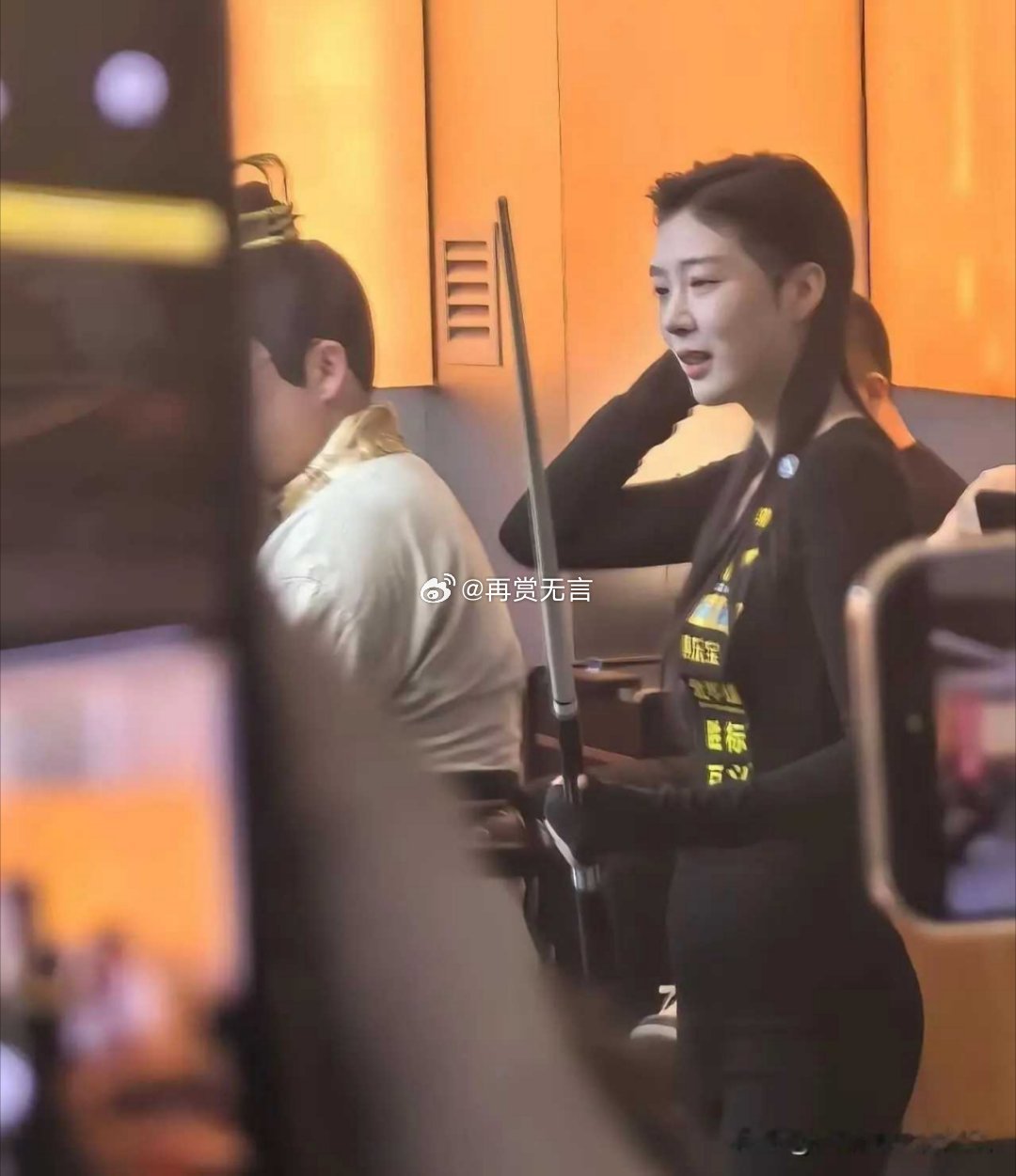 这个美女是谁？一堆男生围着拍照 