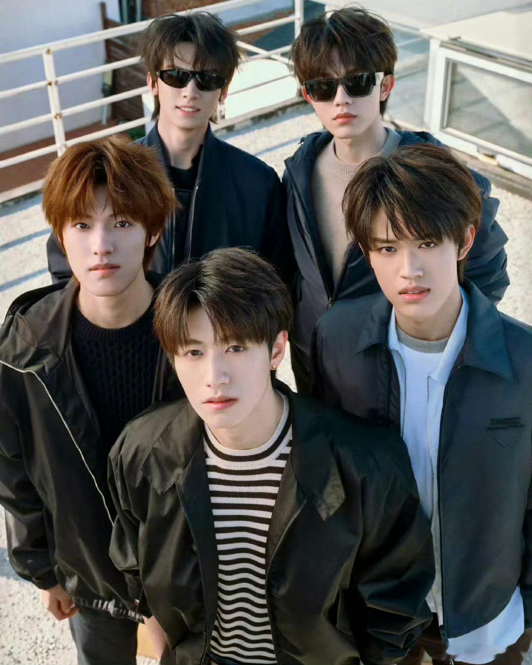 一眼就能看出来Prada的图里苏新皓就是时尚表现力最强又最帅的，而且他组合内人气