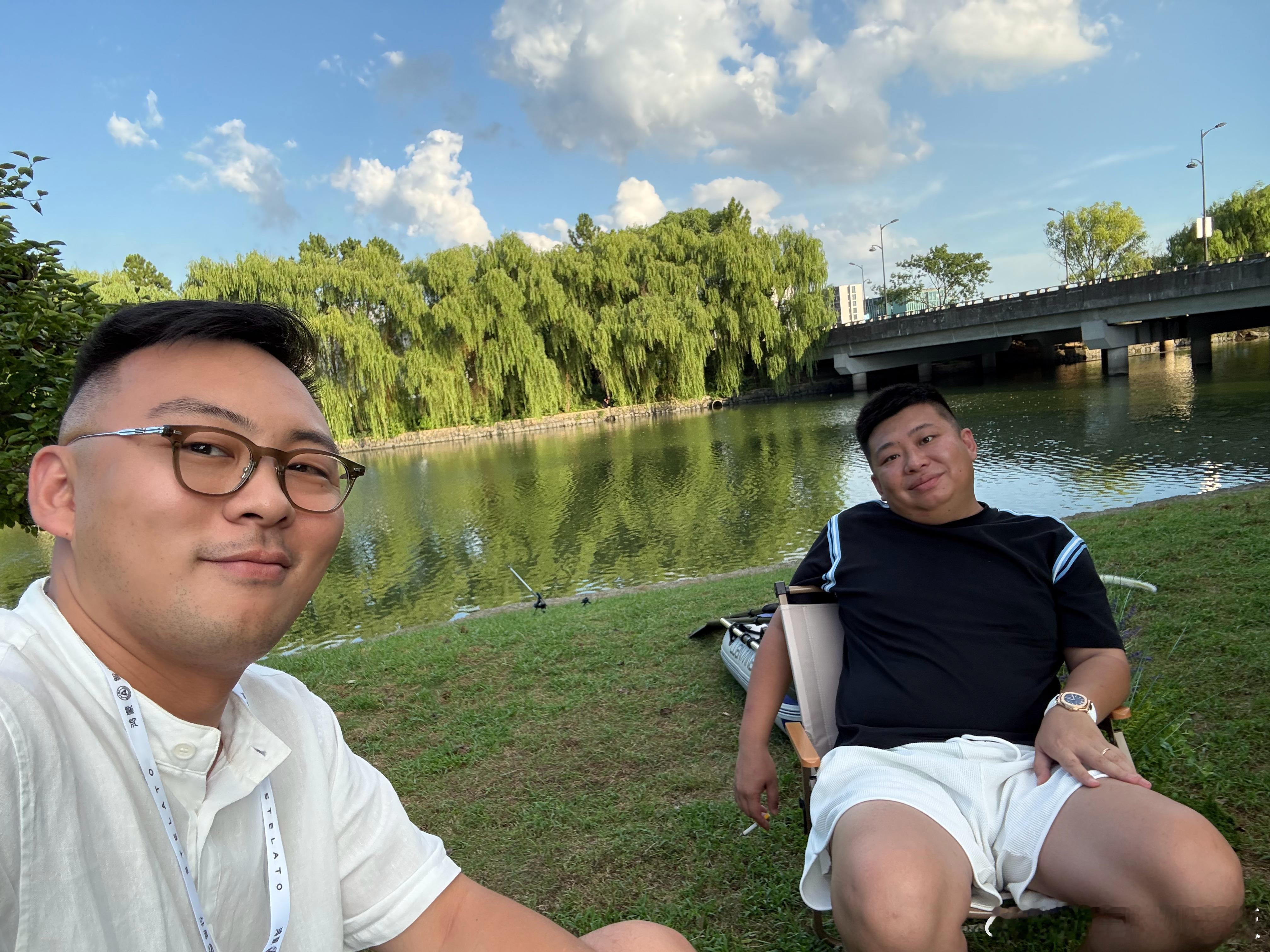 大眼珠子 来杭州了 合张影吧跟姚老板混一天吃9顿[超话]  ​​​