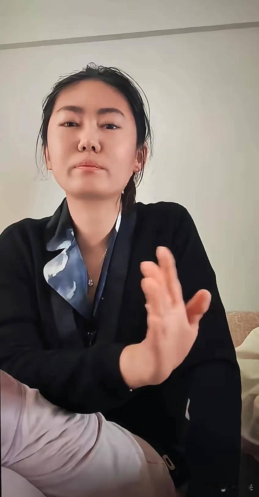 阿珍说
“我认识他的时候，他还是个弟弟
我是网红，我有存款但是不多，他是企业家，