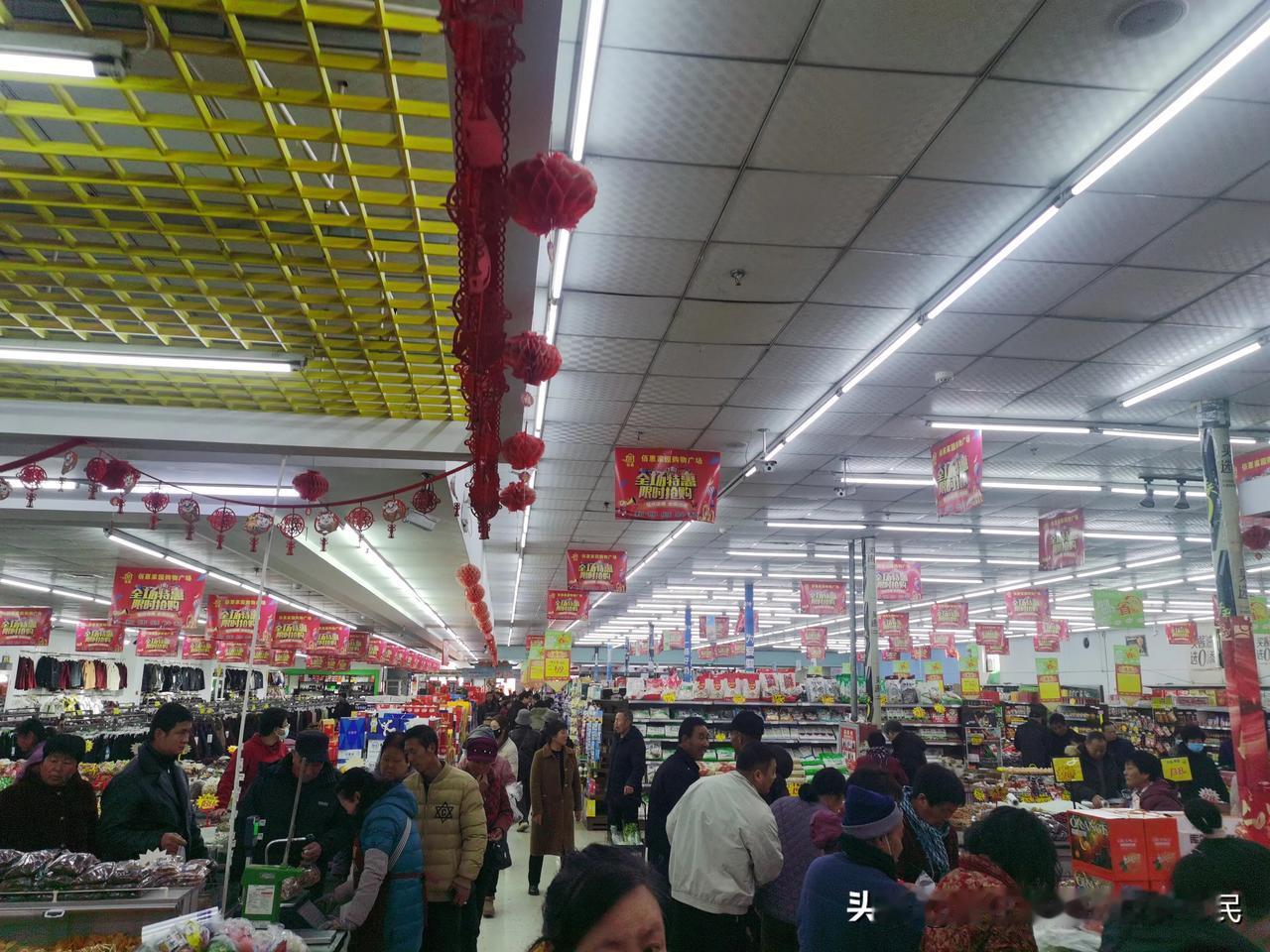 农历马年即将来临，加强今年春节气温回升，回老家过年的人很多，超市里买年货的人络绎