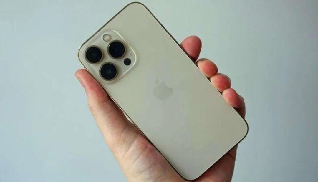 我觉得最近半年买iPhone12的人应该都很后悔吧，特别是买了Pro和Pro M