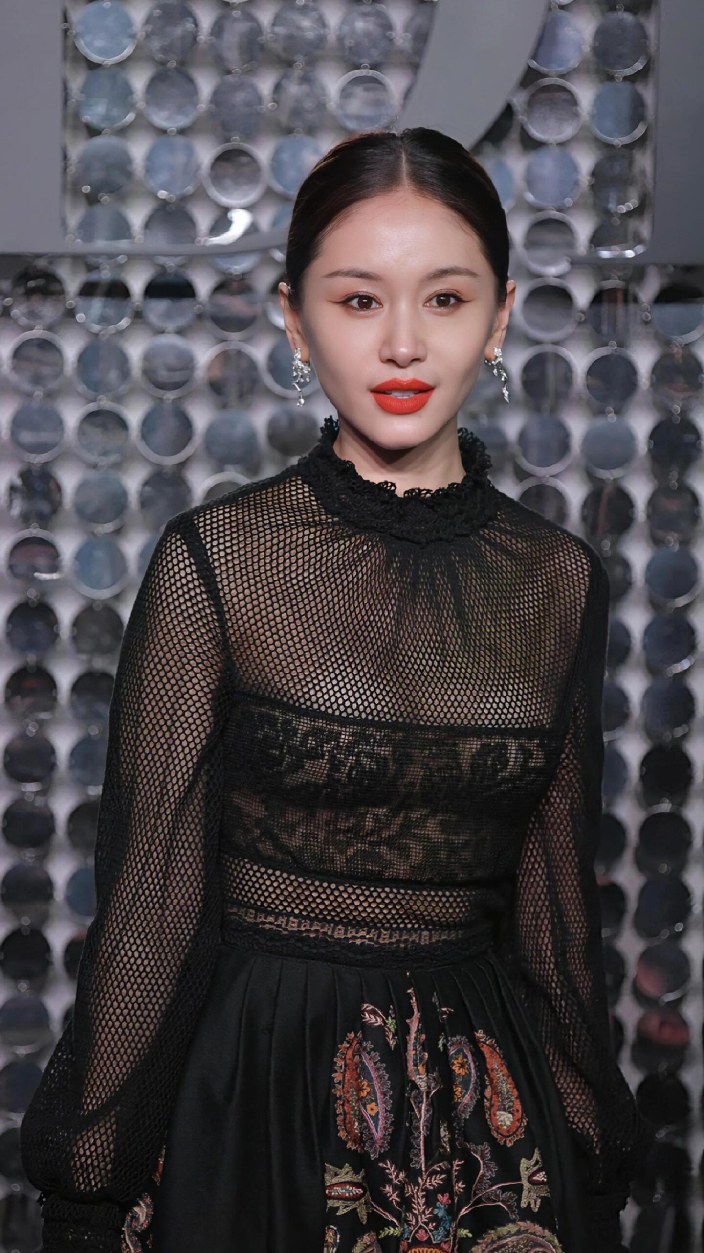 王子文里面的衣服是不是勒太紧了 