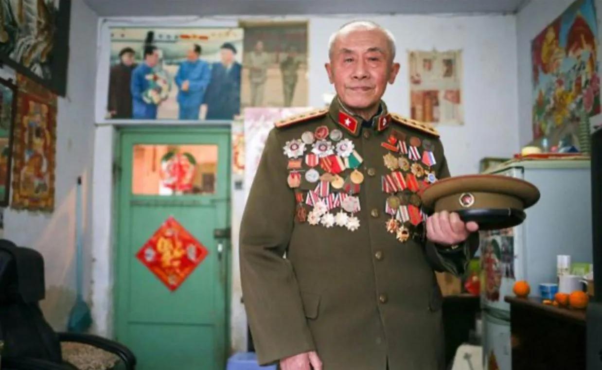 “兵王”肖万世，一根长矛灭10余名日军，立10次一等功，12次二等功！
一寸山河